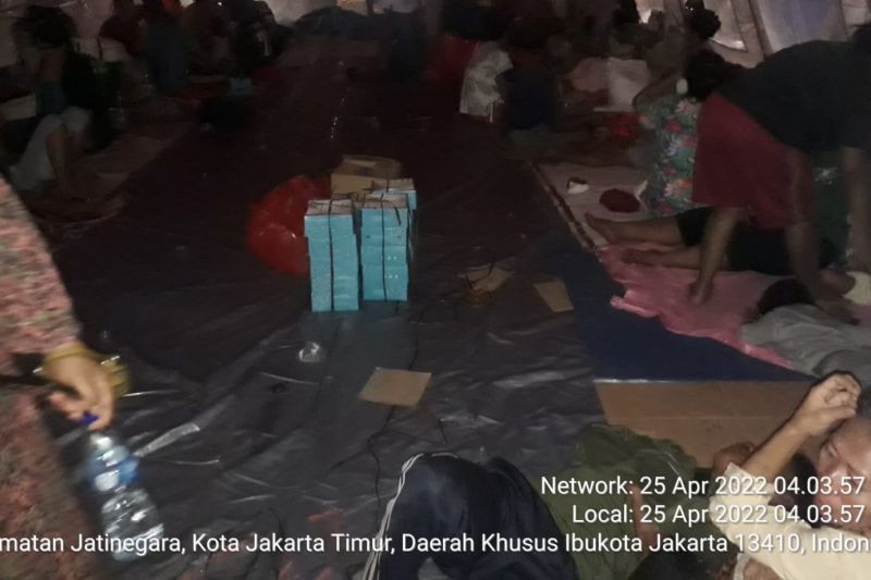Dinas Sosial Jaktim dirikan tiga tenda pengungsian di Pasar Gembrong