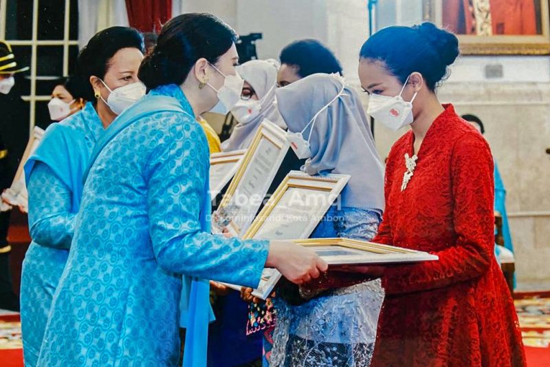 Kezia Tulalessy penggiat lingkungan terima penghargaan hari Kartini