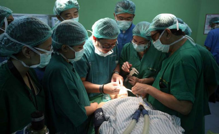 28 Maret 2006 : Operasi transplantasi wajah pertama di Indonesia