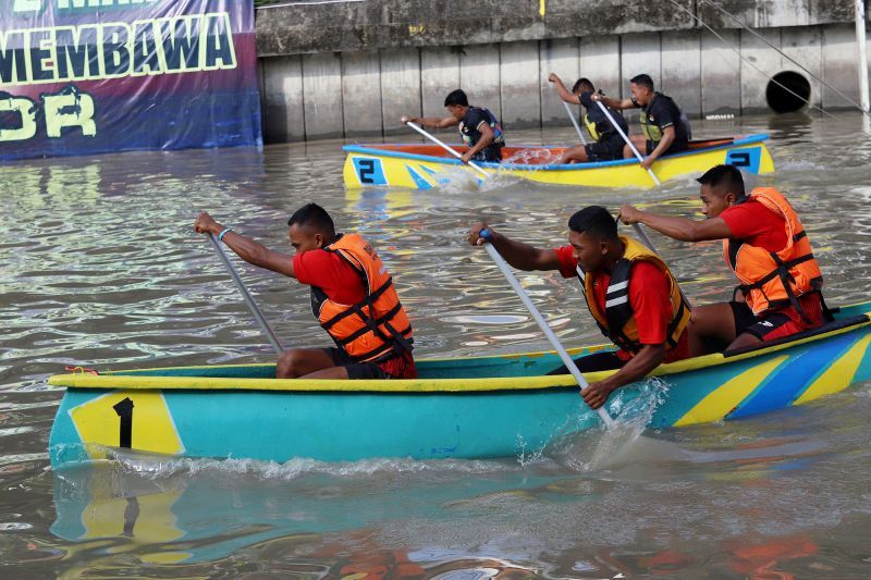 Lomba dayung perahu ramaikan kawasan wisata Sungai Kalimas Surabaya