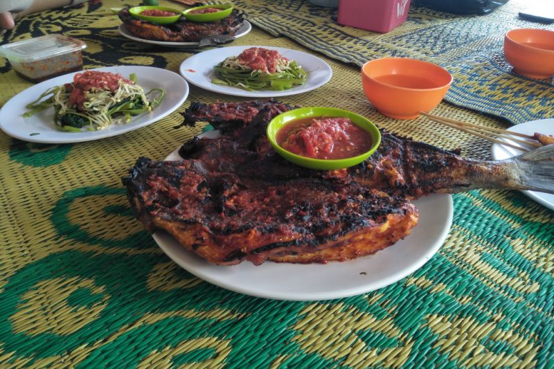 Ikan bakar di Pantai Nipah Lombok laris manis diburu wisatawan
