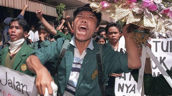 18 Mei 1998 : Ketua DPR minta Soeharto mundur