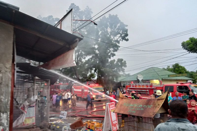Tujuh petak toko di Padang terbakar saat libur Idul Fitri 1443 Hijriah