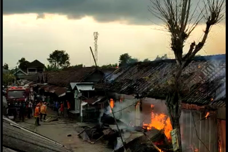 Lapak pedagang di Pasar Purwokerto-Kediri terbakar