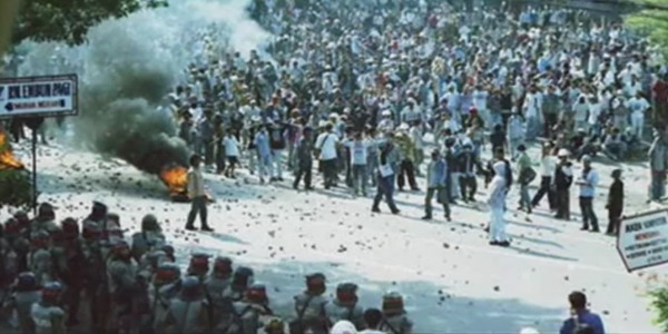 14 Mei 1998: Kerusuhan semakin mencekam