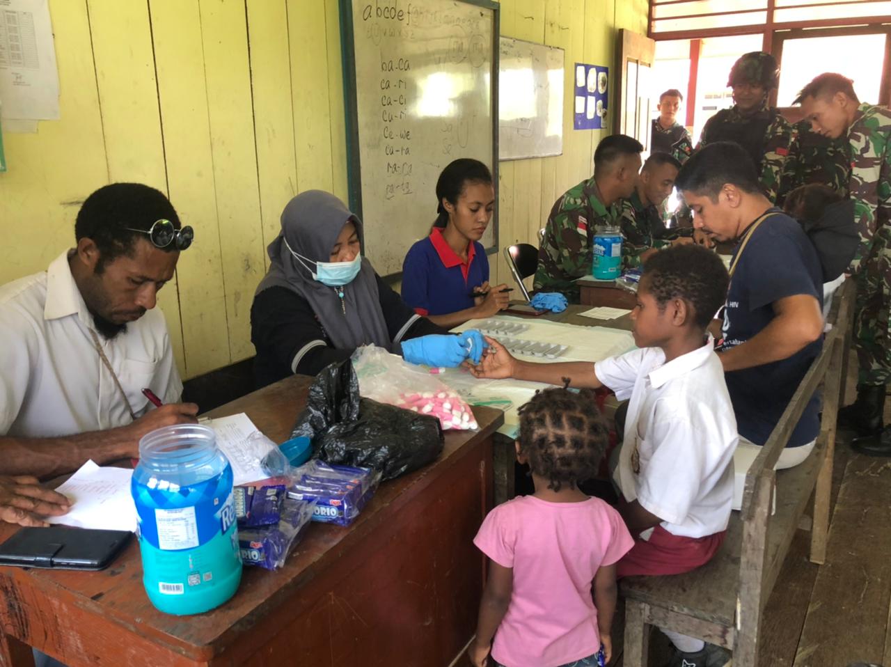 Satgas Yonif 126/KC dan Kemenkes beri layanan kesehatan warga Papua 