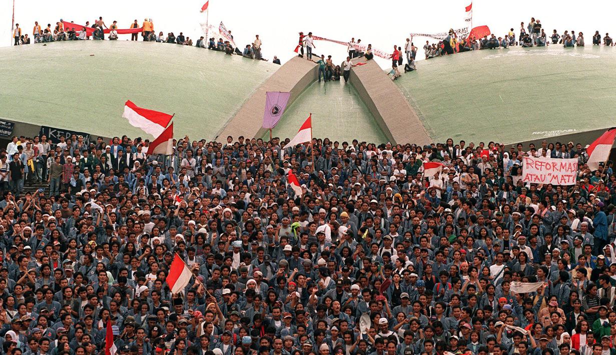 19 Mei 1998: Mahasiswa menduduki gedung DPR/MPR