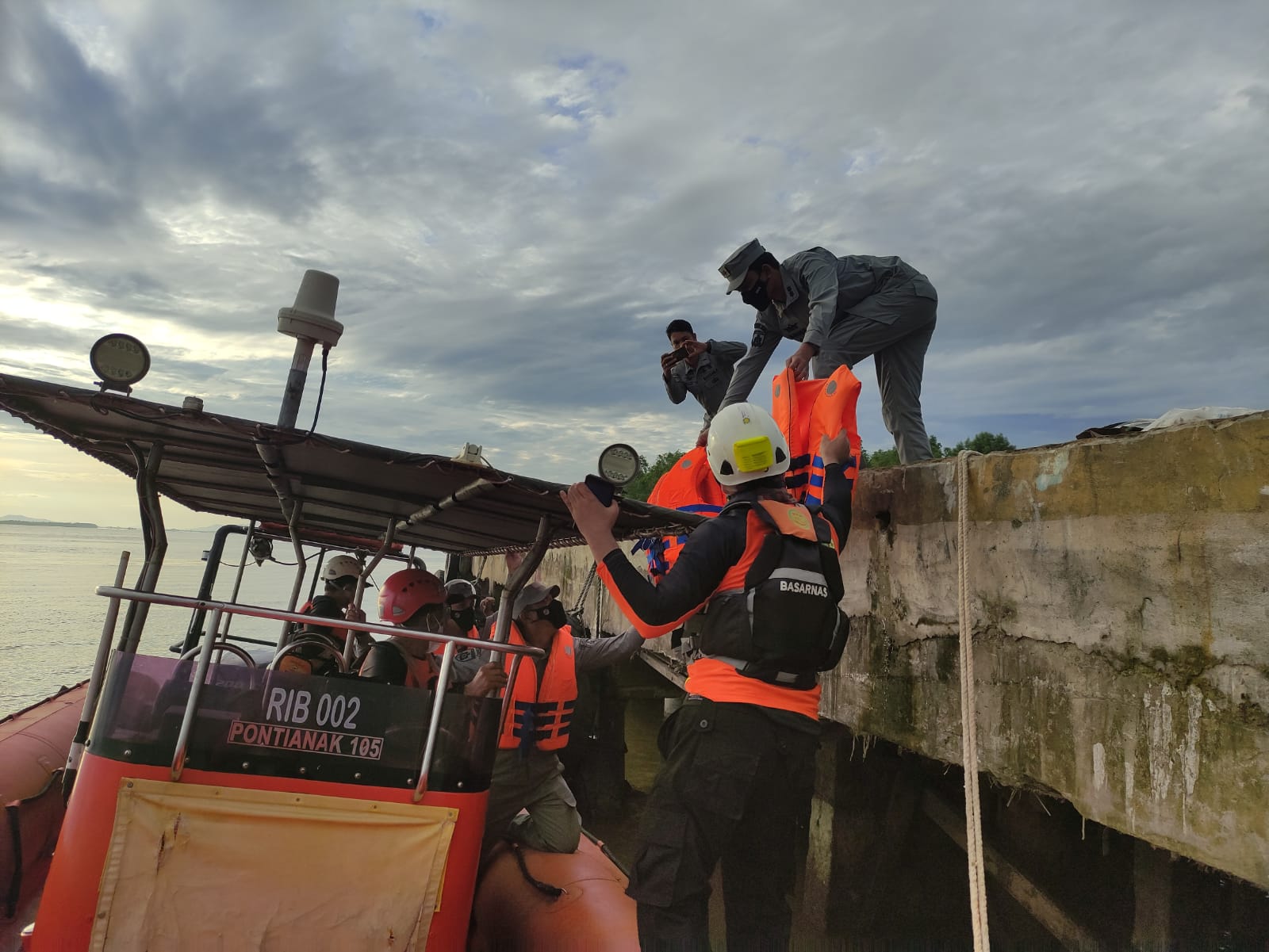 PKKL Sambas Bakamla RI selamatkan korban kapal tenggelam