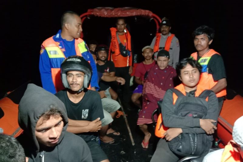 Tim SAR evakuasi 13 penumpang KM Karmila dari perairan Pulau Kambing