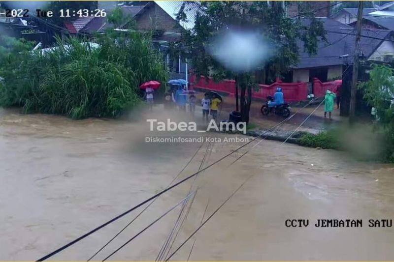 Hujan menyebabkan banjir dan longsor di bagian wilayah Kota Ambon