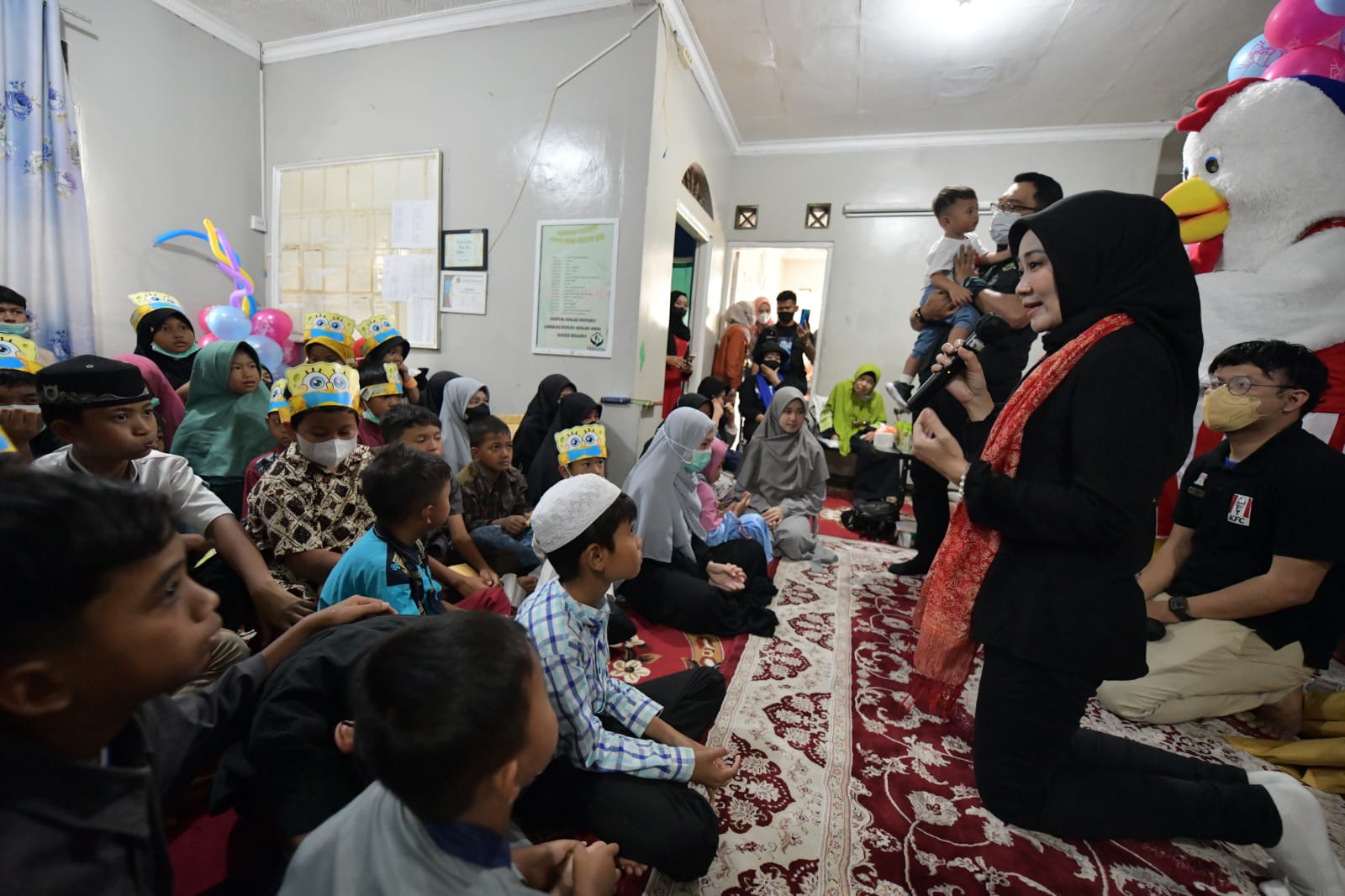 Keluarga Ridwan Kamil berbagi dengan yatim piatu peringati HUT Eril 
