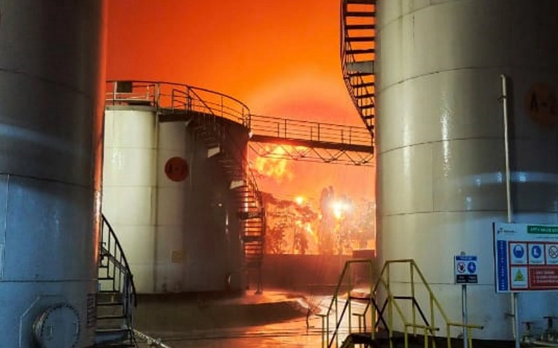 11 Juni 2021: Kilang minyak Pertamina RU IV Cilacap terbakar