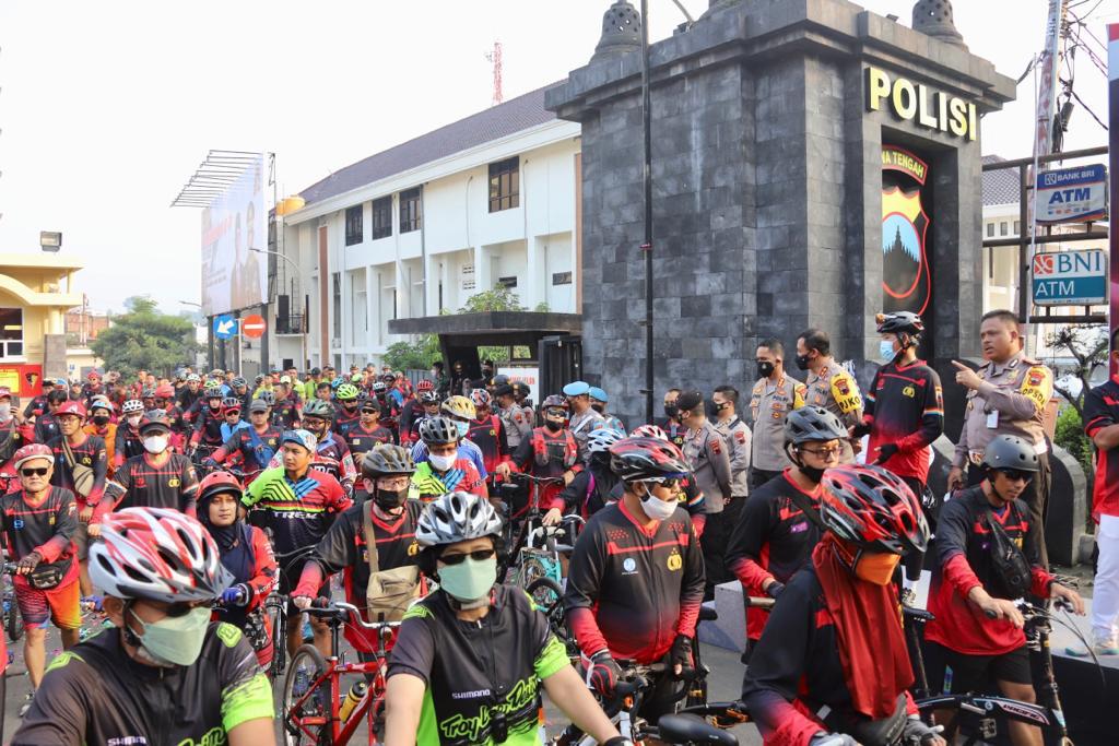 Ribuan warga Semarang dan awak media ikuti `Sepeda Gembira Semarak Bhayangkara`