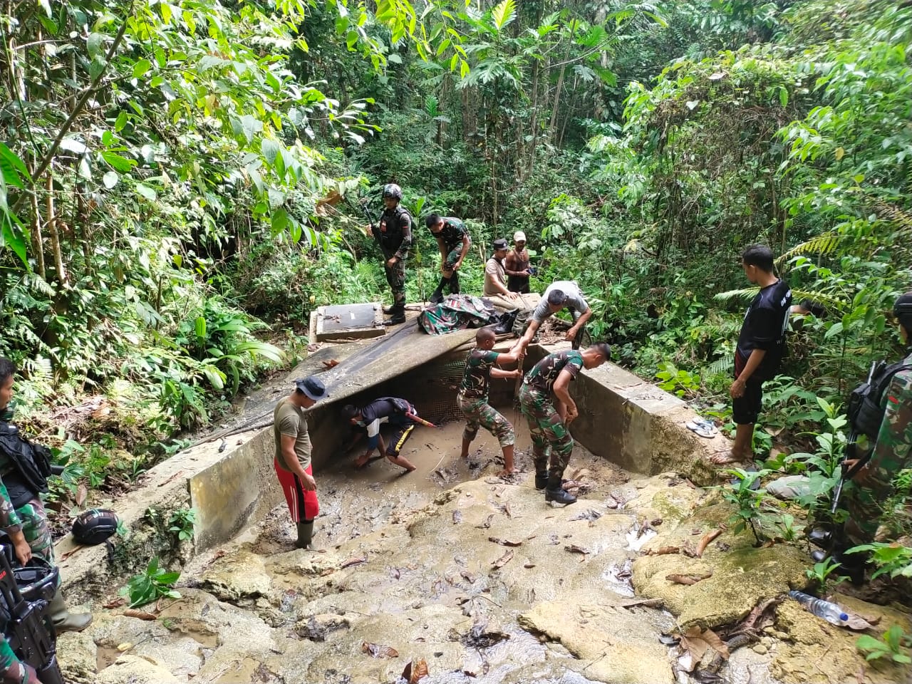 Satgas Yonif 126/KC bantu warga perbatasan Papua perbaiki pipa air