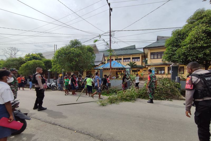 Sejumlah warga memblokade gerbang SMA Negeri 2 Manokwari