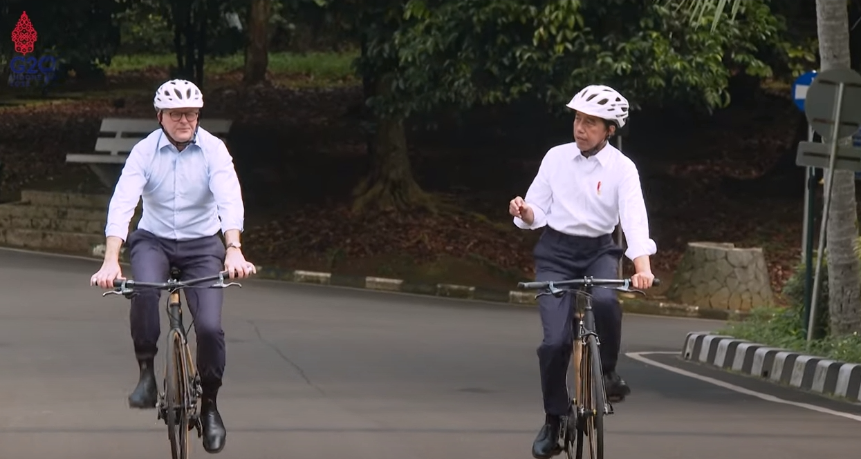 Pesan Jokowi kala bersepeda dengan PM Australia