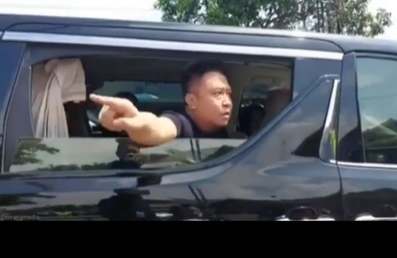Viral pengguna mobil mewah berkata kasar pada polisi