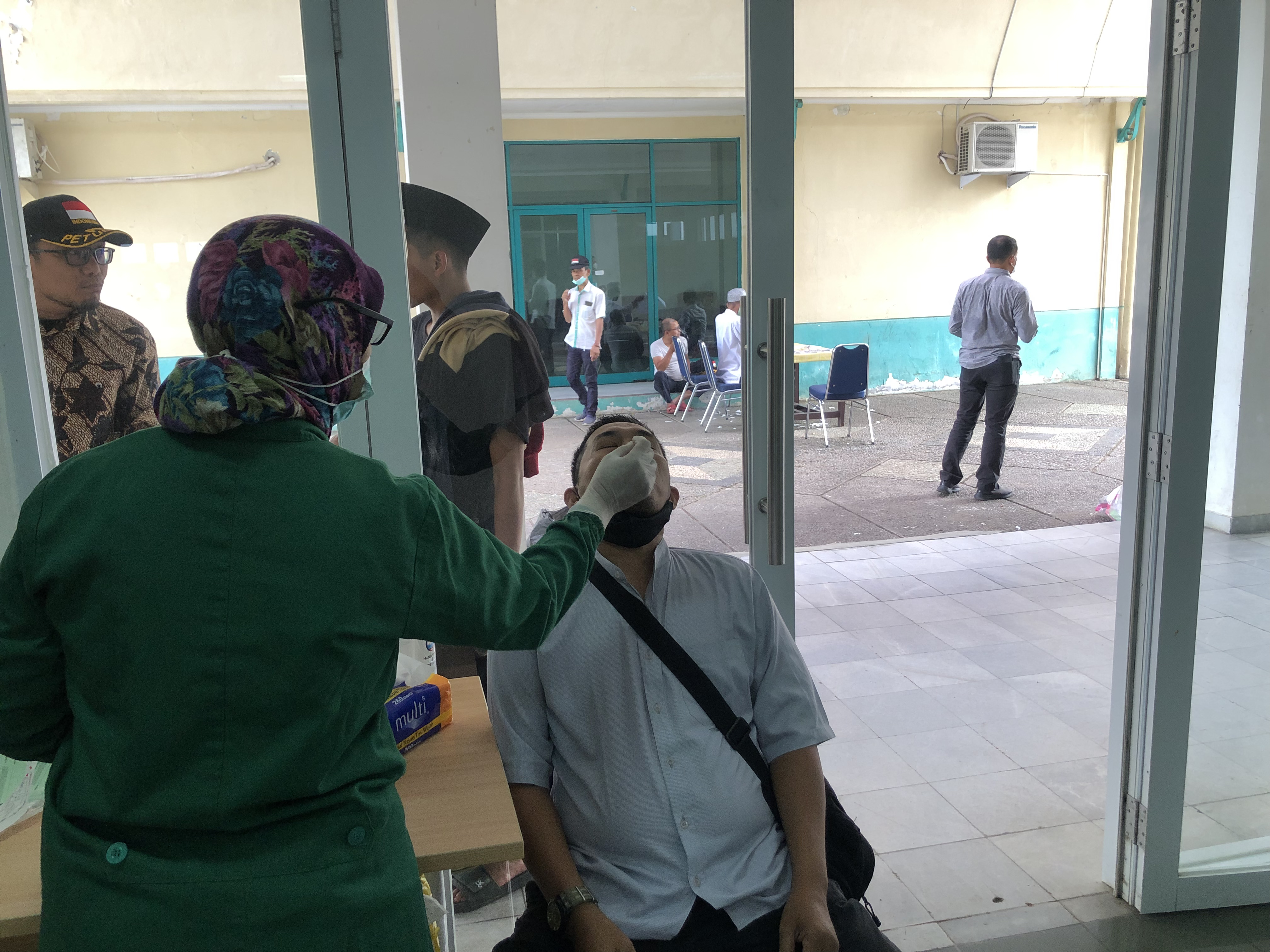 Petugas Haji Daker Mekkah melaksanakan test PCR di Asrama Haji Pondok Gede