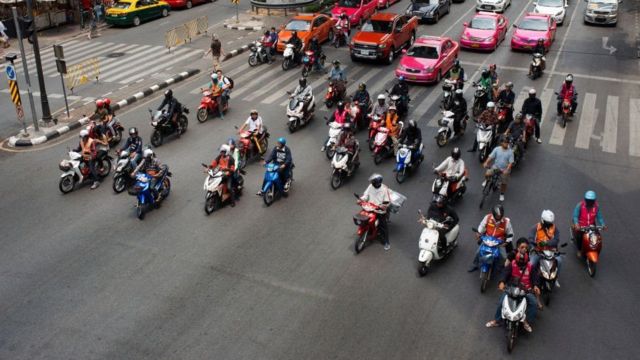 Harga BBM melambung, akankah warga Asia, termasuk Indonesia, ramai-ramai pindah ke motor listrik?